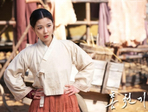 드라마 '홍천기' 속 한복 입은 모습. <서경덕 교수 제공>